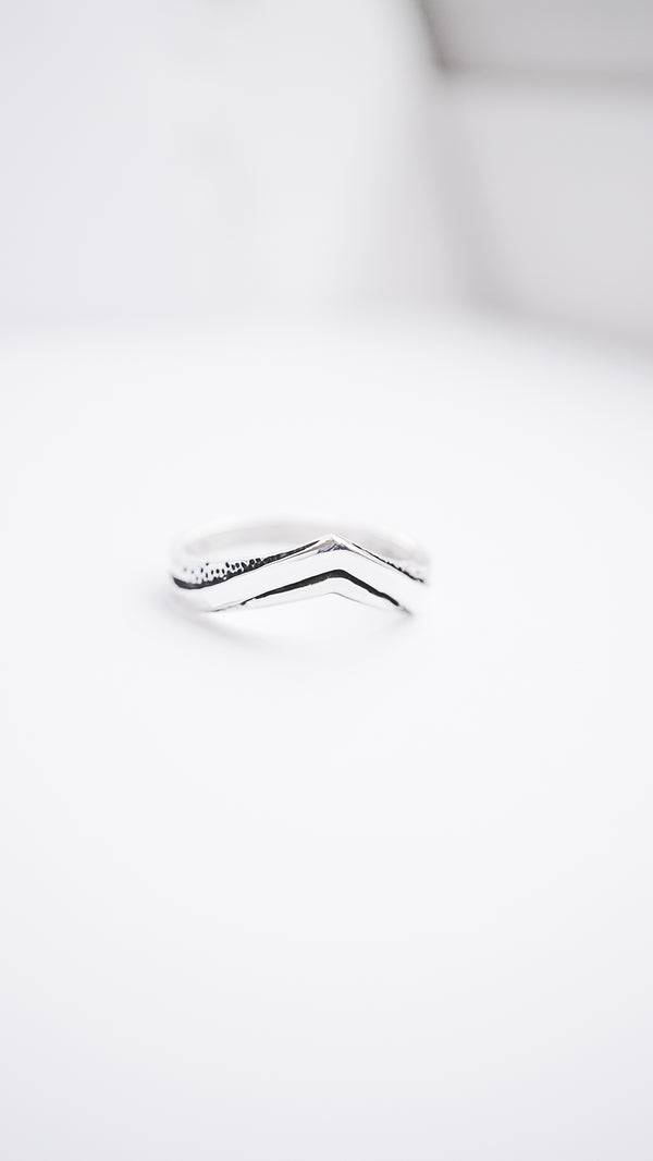 ASTRIDE | chevron wedding ring