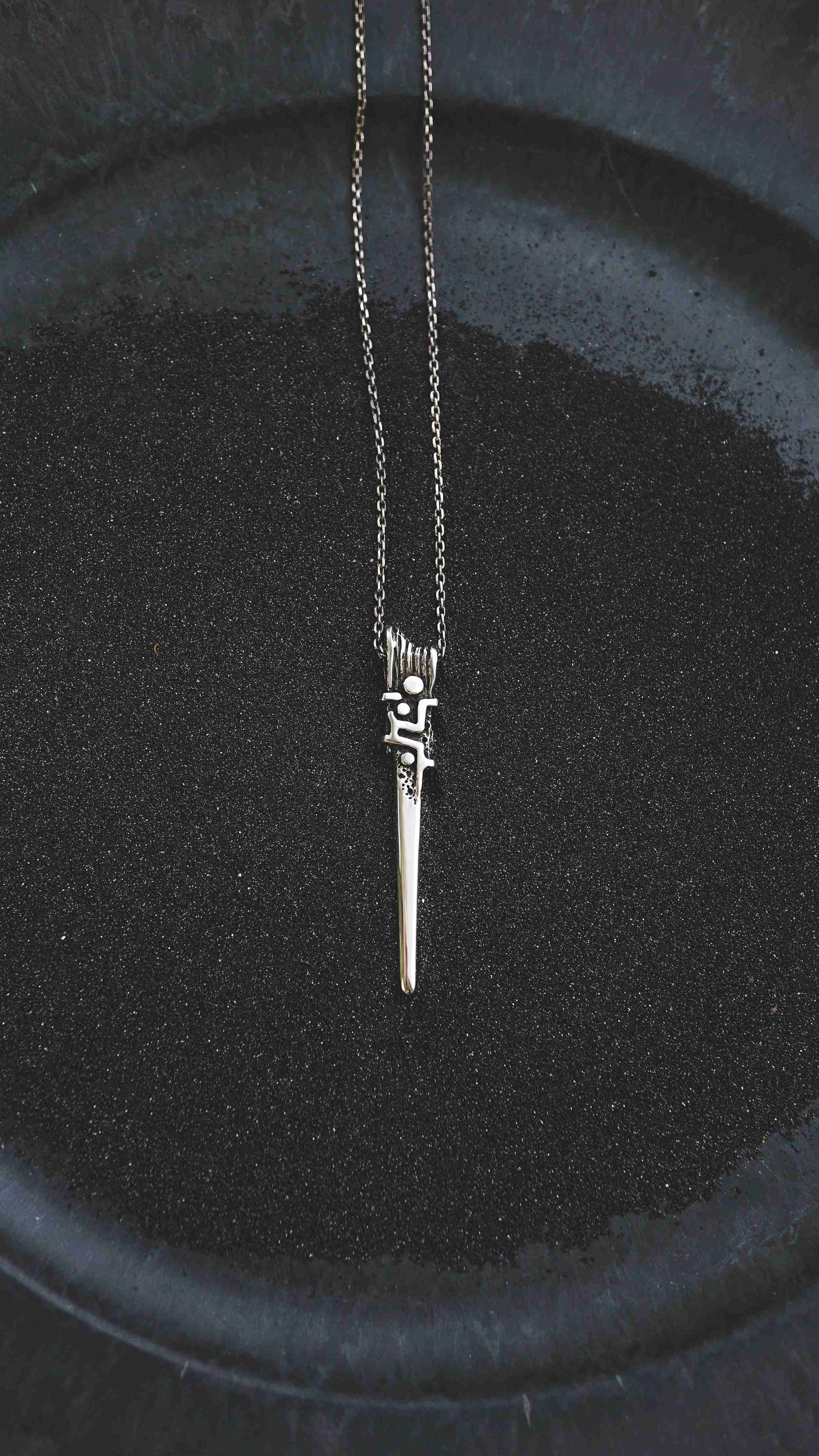 moonique mooniquecreation #menssilverpendant #silvernecklace #cyberpunk #bladependant #sterlingsilver 925 #readytoship #menssilvernecklace #cyberpunkjewelry #needlependant #silverneedle #spearpendant