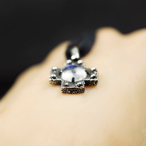 Choker Moonstone pendant "CROSS"