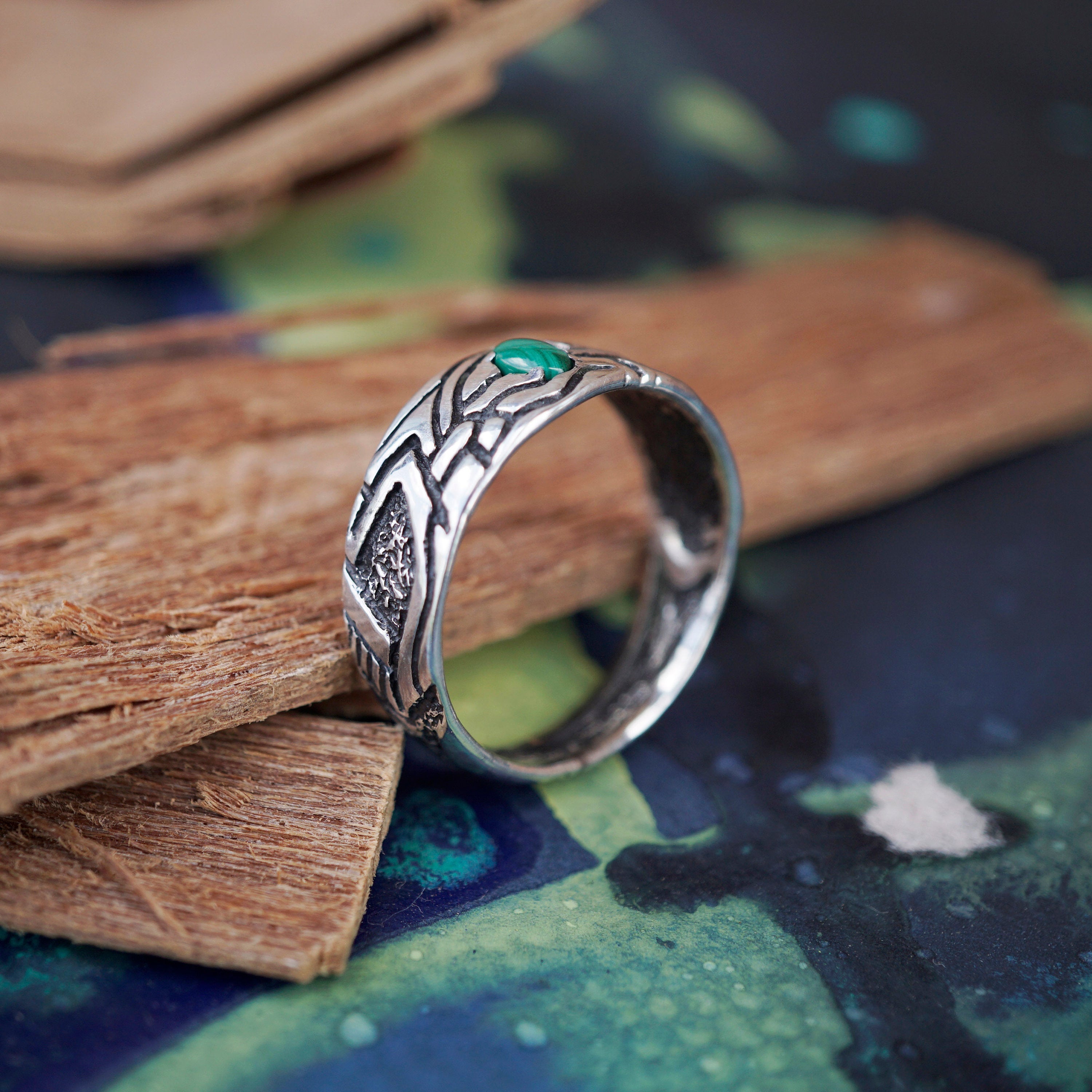 Unique mens band ring with Malachite gemstone - VERT