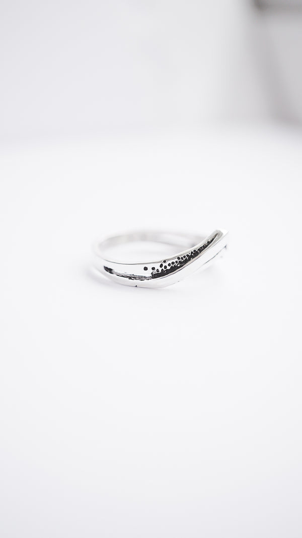 ASTRIDE | chevron wedding ring