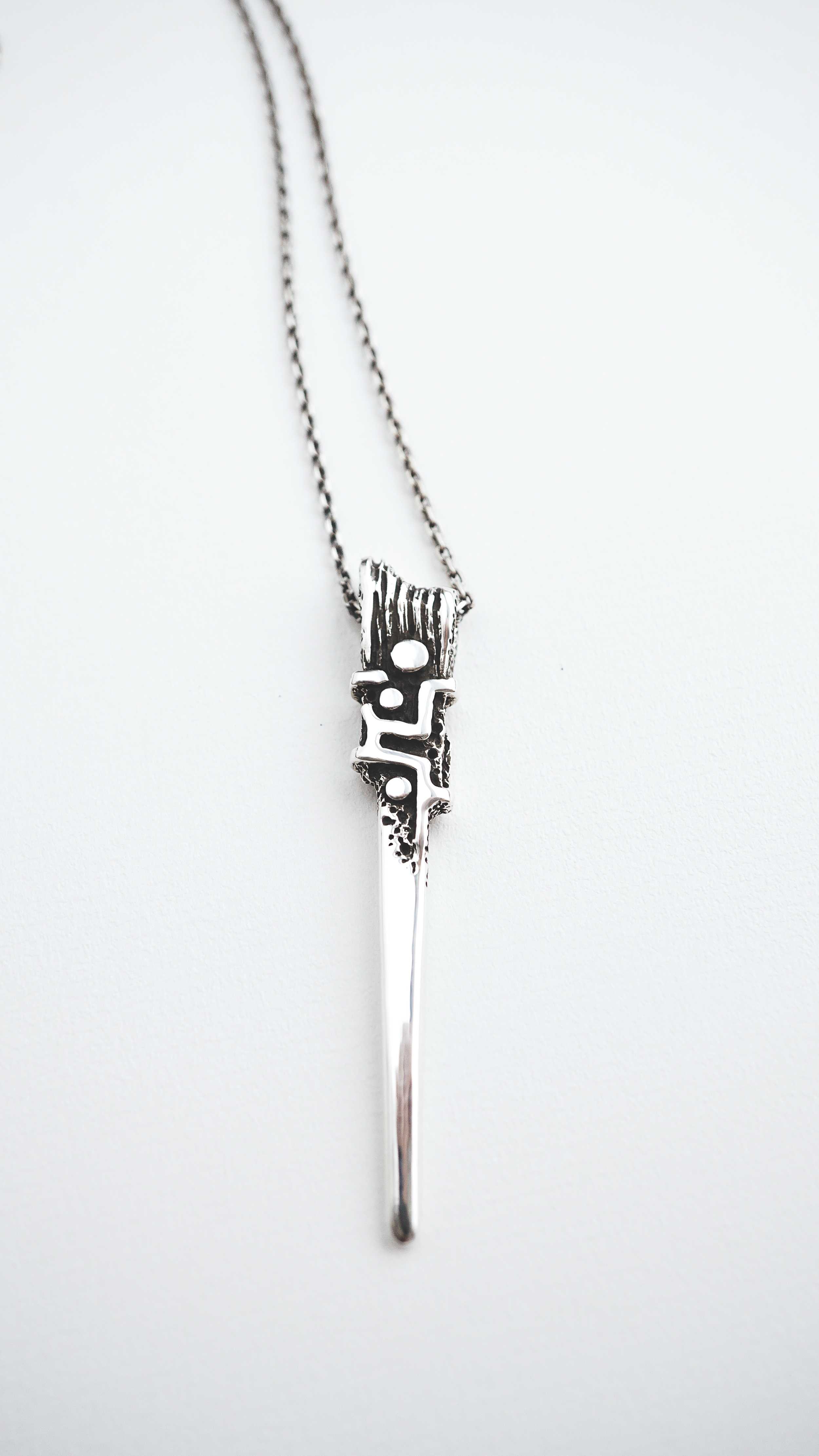 moonique mooniquecreation #menssilverpendant #silvernecklace #cyberpunk #bladependant #sterlingsilver 925 #readytoship #menssilvernecklace #cyberpunkjewelry #needlependant #silverneedle #spearpendant 