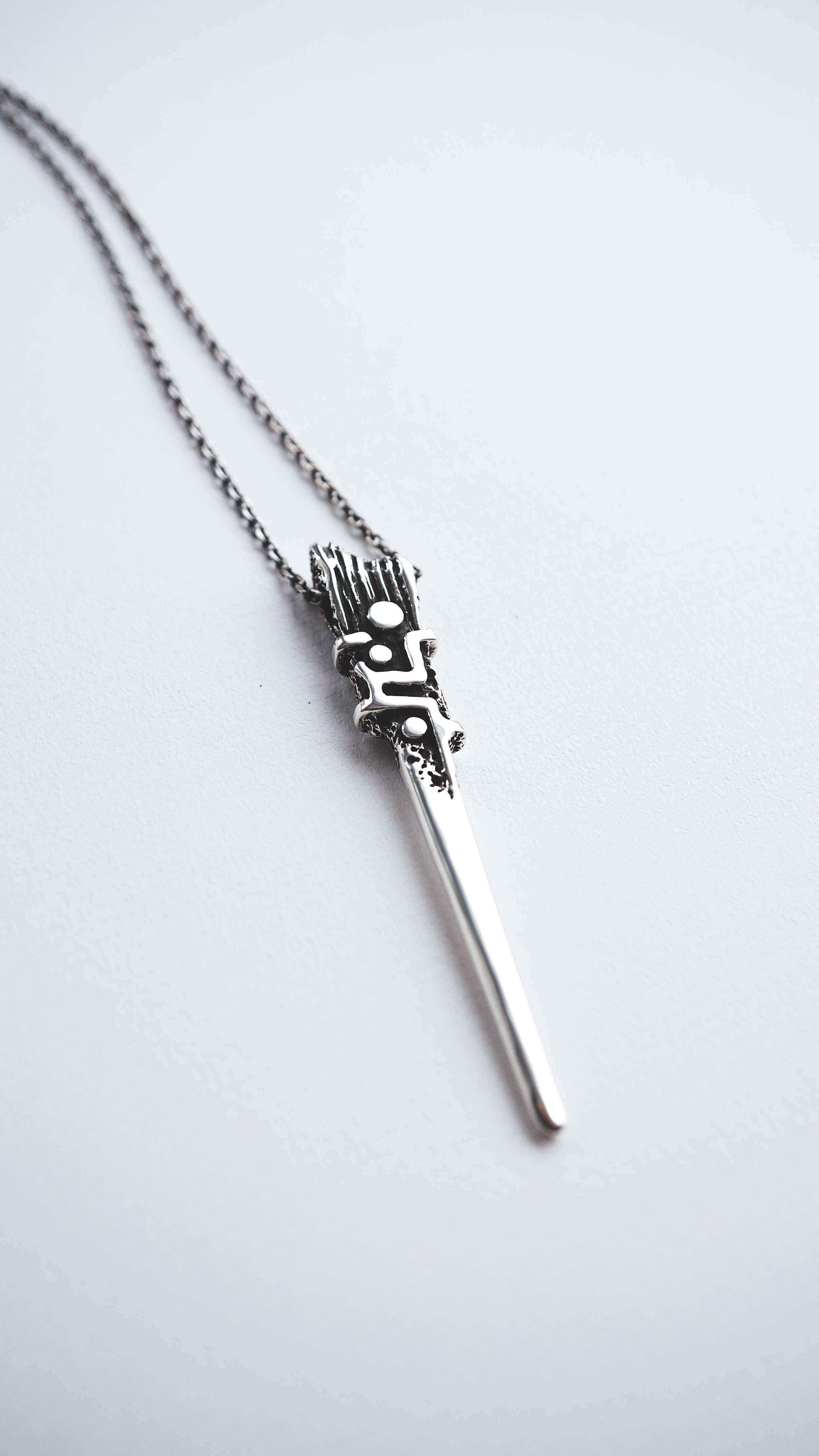 moonique mooniquecreation #menssilverpendant #silvernecklace #cyberpunk #bladependant #sterlingsilver 925 #readytoship #menssilvernecklace #cyberpunkjewelry #needlependant #silverneedle #spearpendant 