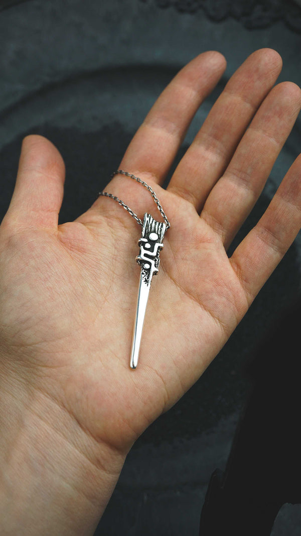 moonique mooniquecreation #menssilverpendant #silvernecklace #cyberpunk #bladependant #sterlingsilver 925 #readytoship #menssilvernecklace #cyberpunkjewelry #needlependant #silverneedle #spearpendant 