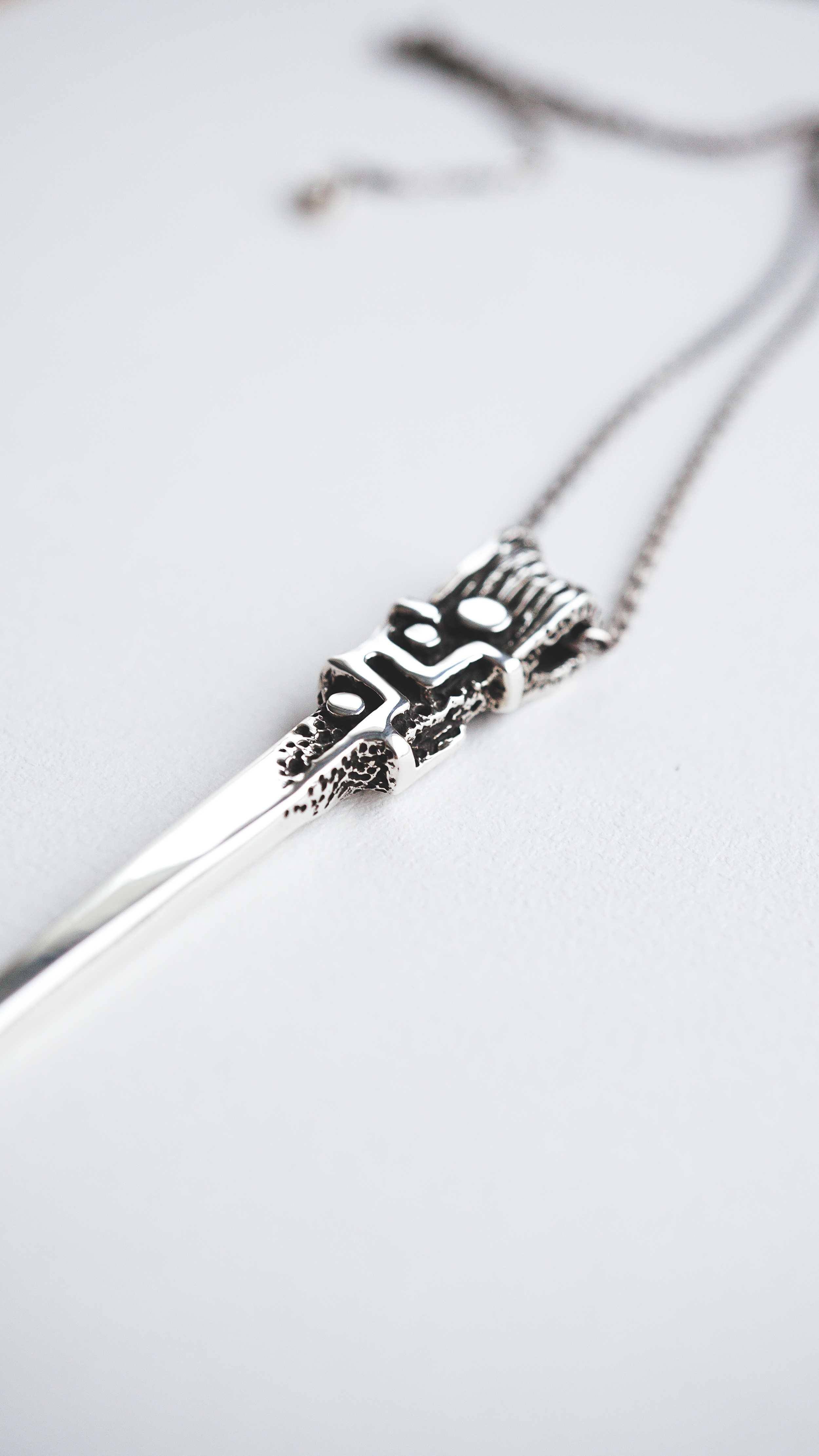 moonique mooniquecreation #menssilverpendant #silvernecklace #cyberpunk #bladependant #sterlingsilver 925 #readytoship #menssilvernecklace #cyberpunkjewelry #needlependant #silverneedle #spearpendant 